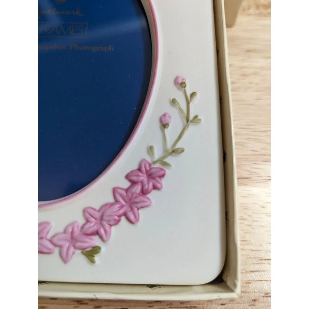Hallmark Frames oval porcelain pink flower / buds 3 1/2 x 5 Snapshot photo w/box